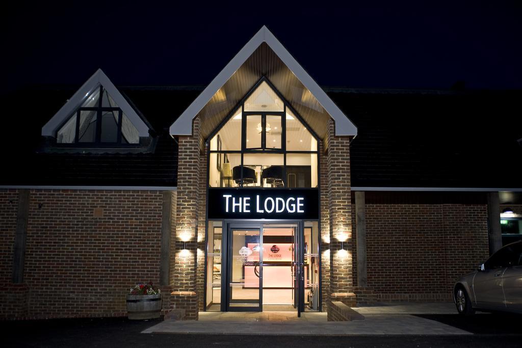 The Lodge At Kingswood Epsom Bagian luar foto