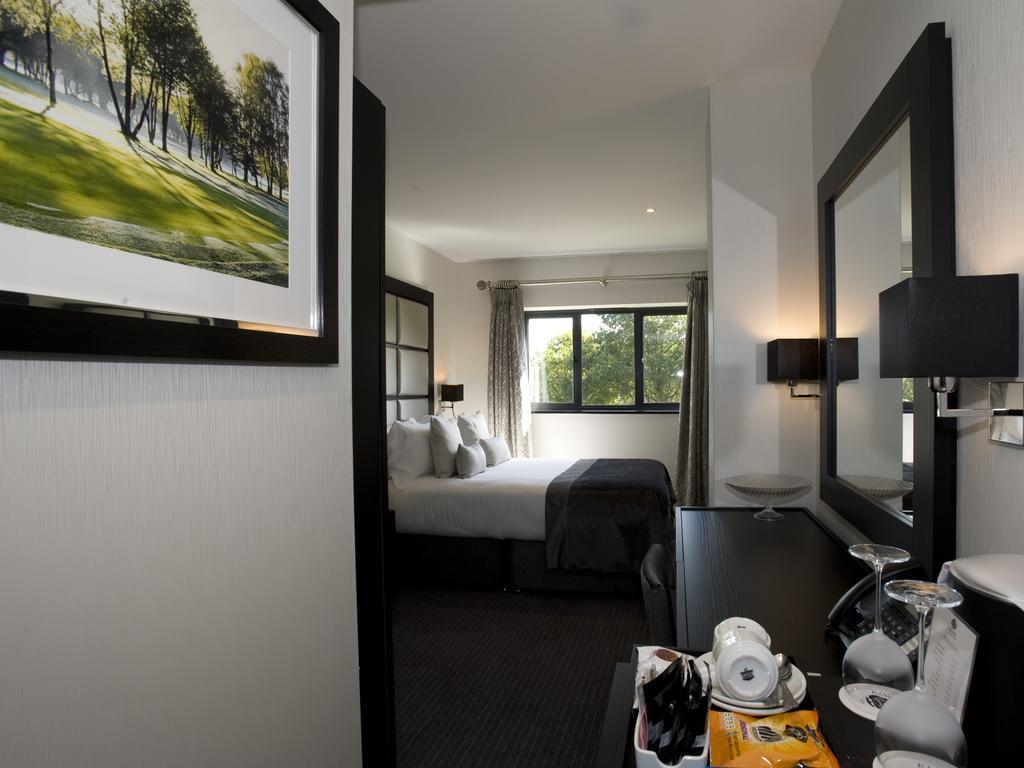 The Lodge At Kingswood Epsom Bagian luar foto