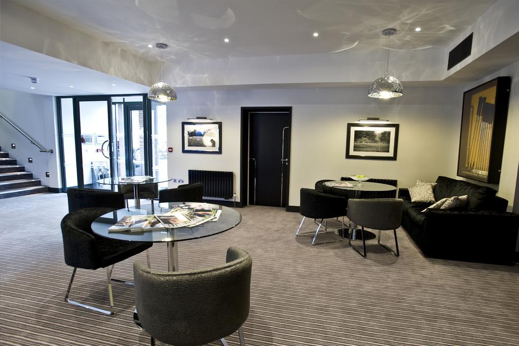 The Lodge At Kingswood Epsom Bagian luar foto