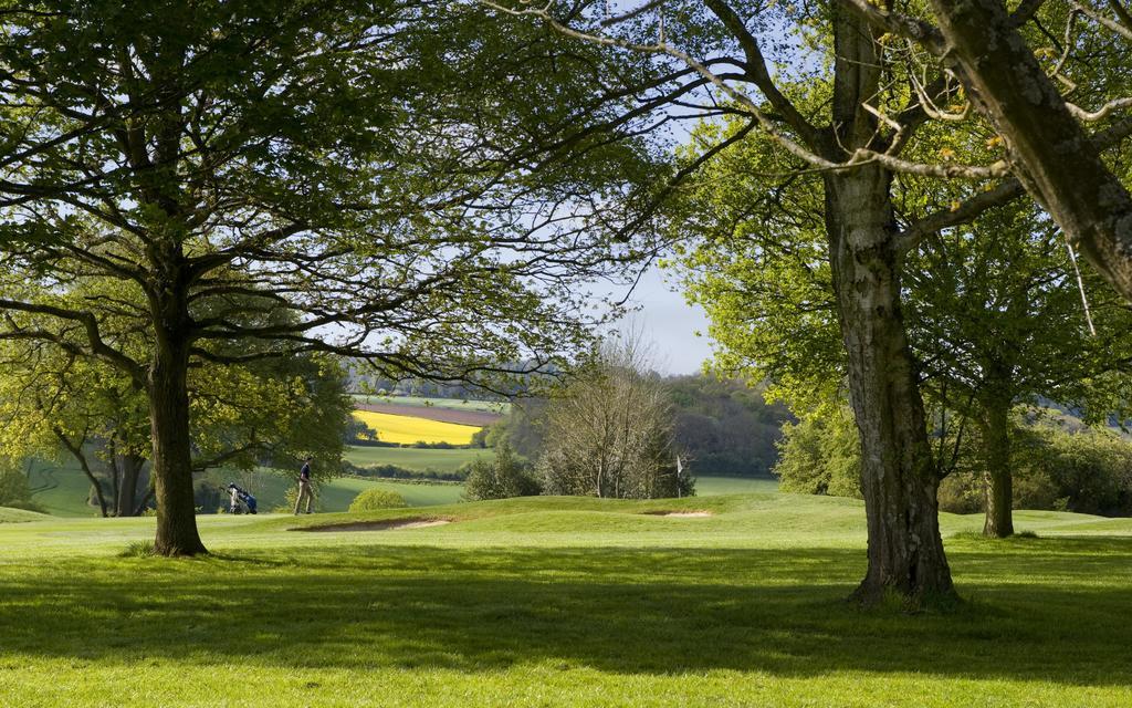 The Lodge At Kingswood Epsom Bagian luar foto